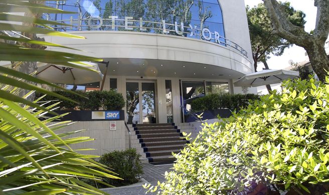Hotel Luxor Exterior