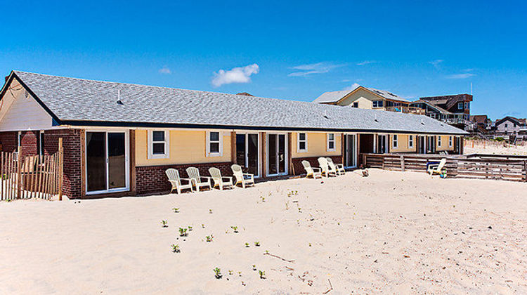 Dolphin Oceanfront Motel Exterior