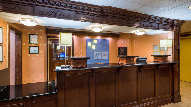 Holiday Inn Express DC East- Andrews AFB Lobby