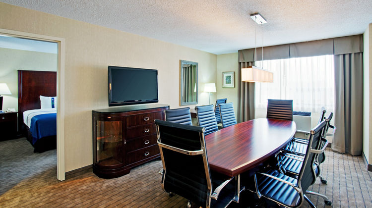 Holiday Inn & Suites Winnipeg Suite