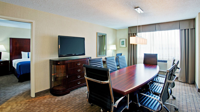 <b>Holiday Inn & Suites Winnipeg Suite</b>. Images powered by <a href="https://www.leonardoworldwide.com/" title="Leonardo Worldwide" target="_blank">Leonardo</a>.