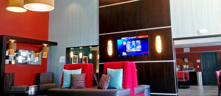Holiday Inn Express Bakersfield Lobby