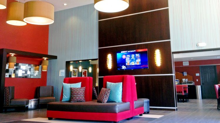 Holiday Inn Express Bakersfield Lobby