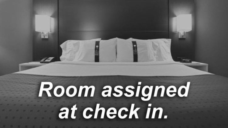Holiday Inn Express Show Low Room
