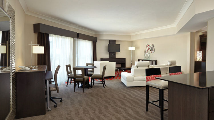 Holiday Inn Expres/Suites Downtown Suite