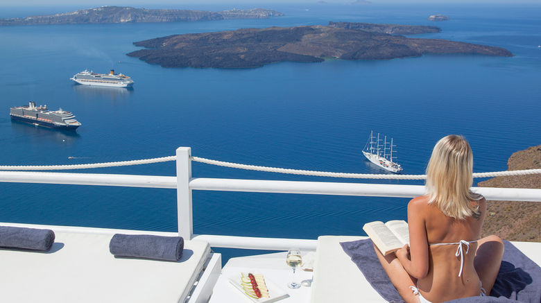<b>On The Rocks Santorini Exterior</b>. Images powered by <a href="https://www.leonardoworldwide.com/" title="Leonardo Worldwide" target="_blank">Leonardo</a>.