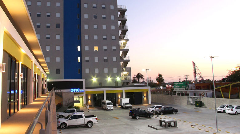 <b>One La Paz Exterior</b>. Images powered by <a href="https://www.leonardoworldwide.com/" title="Leonardo Worldwide" target="_blank">Leonardo</a>.