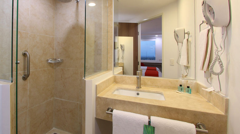 <b>One La Paz Room</b>. Images powered by <a href="https://www.leonardoworldwide.com/" title="Leonardo Worldwide" target="_blank">Leonardo</a>.