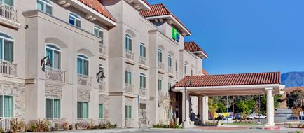 Holiday Inn Express Hotel & Suites Exterior