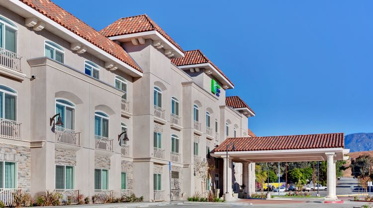 Holiday Inn Express Hotel & Suites Exterior