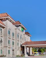Holiday Inn Express Hotel & Suites