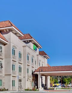 Holiday Inn Express Hotel & Suites