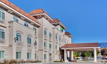 Holiday Inn Express Hotel & Suites
