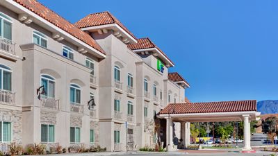 Holiday Inn Express Hotel & Suites