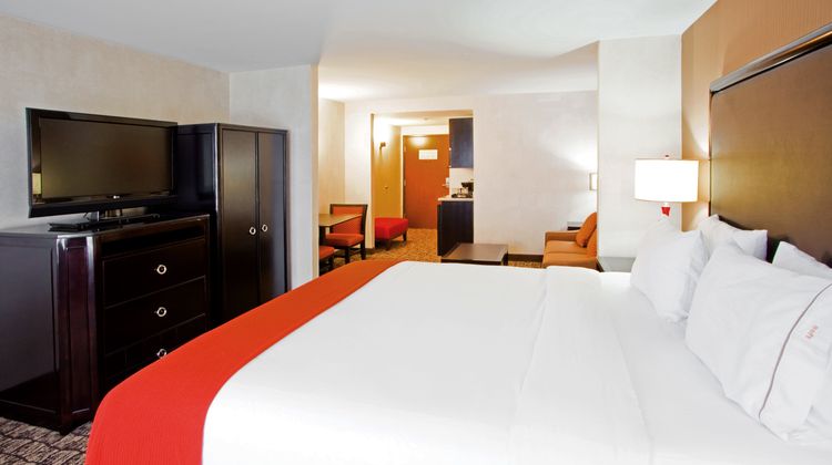 Holiday Inn Express Hotel & Suites Room