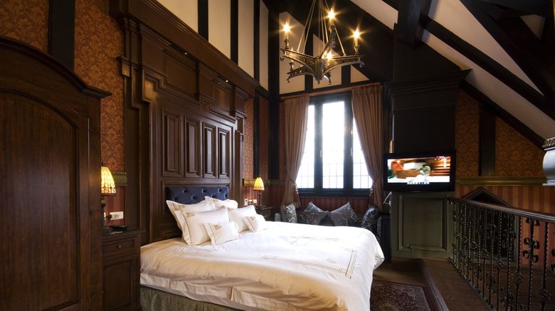 <b>The Old England Manor Suite</b>. Images powered by <a href="https://www.leonardoworldwide.com/" title="Leonardo Worldwide" target="_blank">Leonardo</a>.