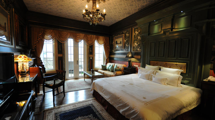 The Old England Manor Suite