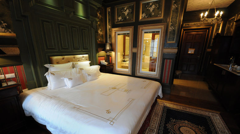 <b>The Old England Manor Suite</b>. Images powered by <a href="https://www.leonardoworldwide.com/" title="Leonardo Worldwide" target="_blank">Leonardo</a>.