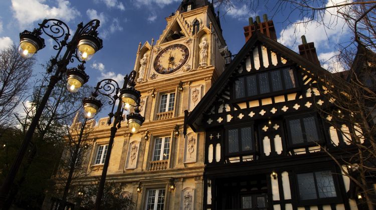 The Old England Manor Exterior