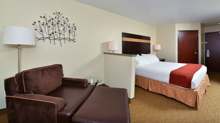 Holiday Inn Express Portland SE Room