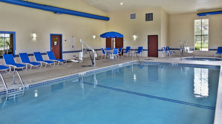 Holiday Inn Express & Suites Woodhaven Pool