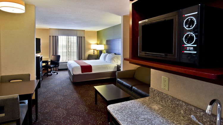 Holiday Inn Express & Suites Woodhaven Suite