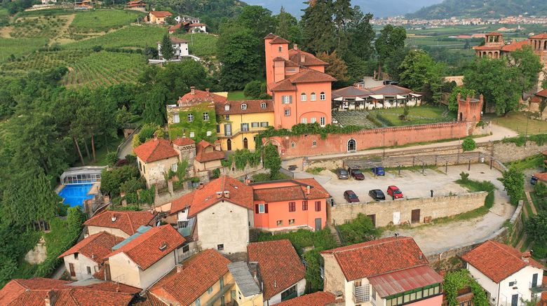 <b>Castello Rosso Exterior</b>. Images powered by <a href="https://www.leonardoworldwide.com/" title="Leonardo Worldwide" target="_blank">Leonardo</a>.