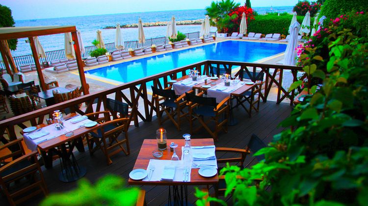 Londa Beach Hotel Exterior