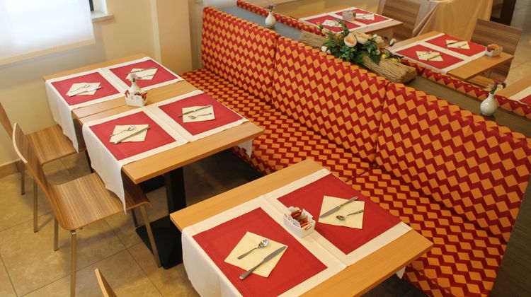 Raya Hotel Motel Restaurant