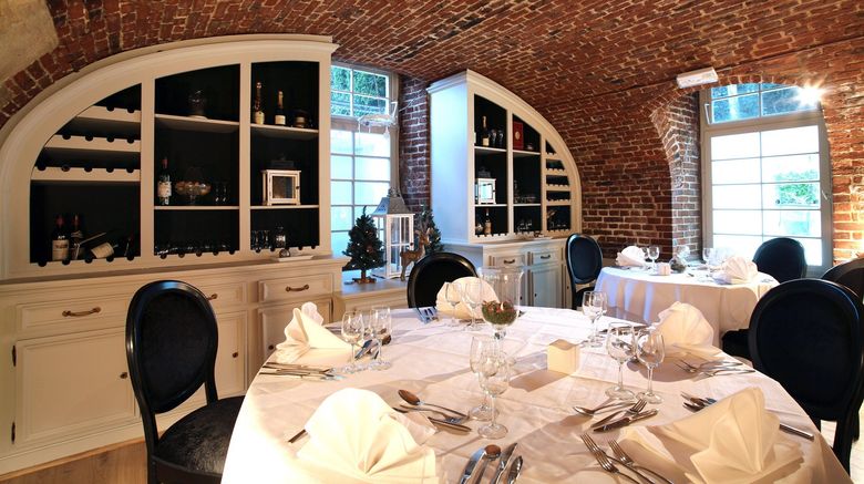 <b>Hostellerie Chateau de la Motte-Fenelon Restaurant</b>. Images powered by <a href="https://www.leonardoworldwide.com/" title="Leonardo Worldwide" target="_blank">Leonardo</a>.
