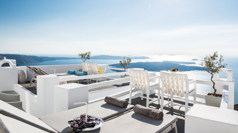 On The Rocks Santorini Exterior. Images powered by <a href="https://www.leonardoworldwide.com" target="_blank" rel="noopener">Leonardo</a>.