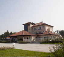 Raya Hotel Motel Exterior