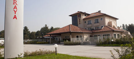 Raya Hotel Motel Exterior