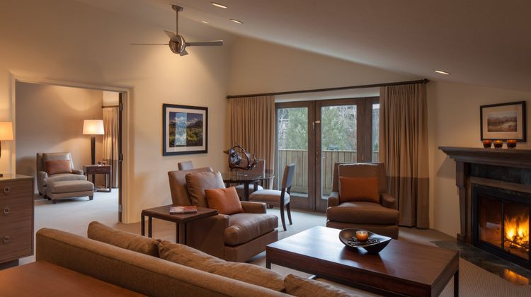 Knob Hill Inn Suite