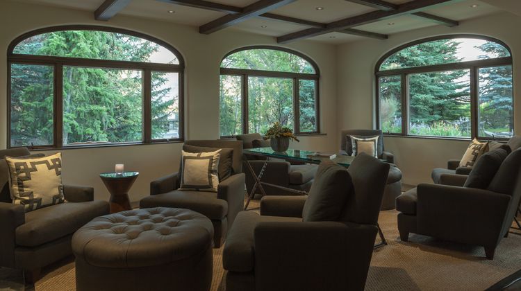 Knob Hill Inn Lobby
