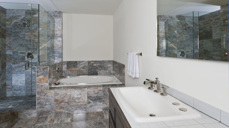 Knob Hill Inn Room