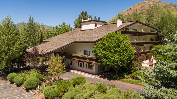 Knob Hill Inn Exterior