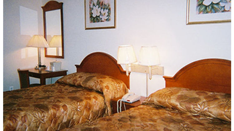 Red Carpet Inn New York Area Room
