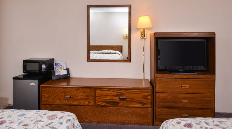Red Carpet Inn Room