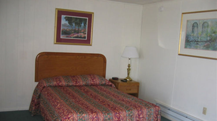 Red Carpet Inn & Suites Room