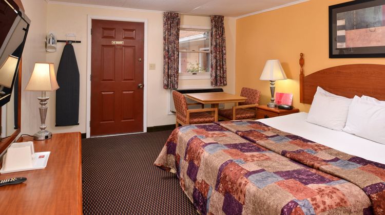 Red Carpet Inn Room
