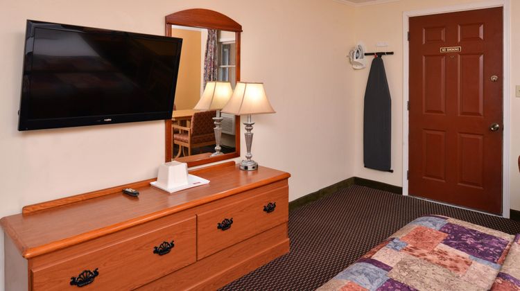 Red Carpet Inn Room