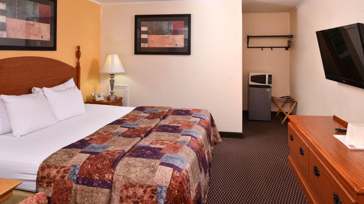 Red Carpet Inn Room