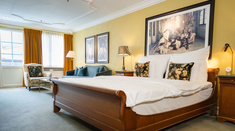 MJ's Hotel Room