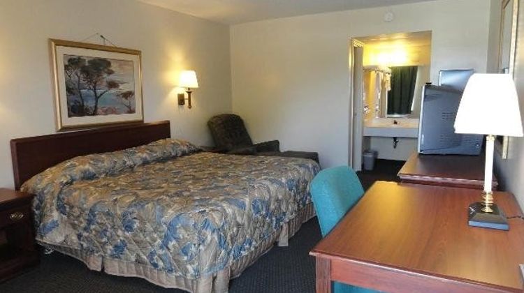 Red Carpet Inn Terre Haute Room