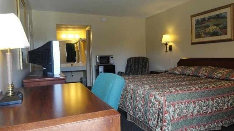 Red Carpet Inn Terre Haute Room