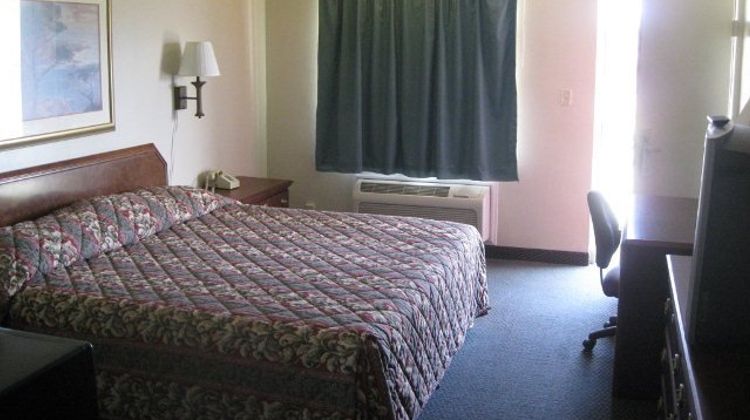 Red Carpet Inn Terre Haute Room