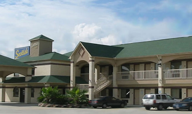 Scottish Inn Exterior