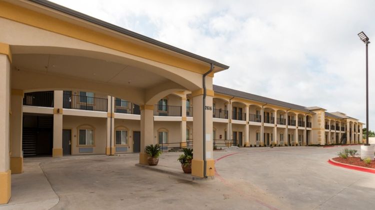 Scottish Inns & Suites Exterior