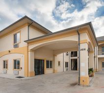 Scottish Inns & Suites Exterior